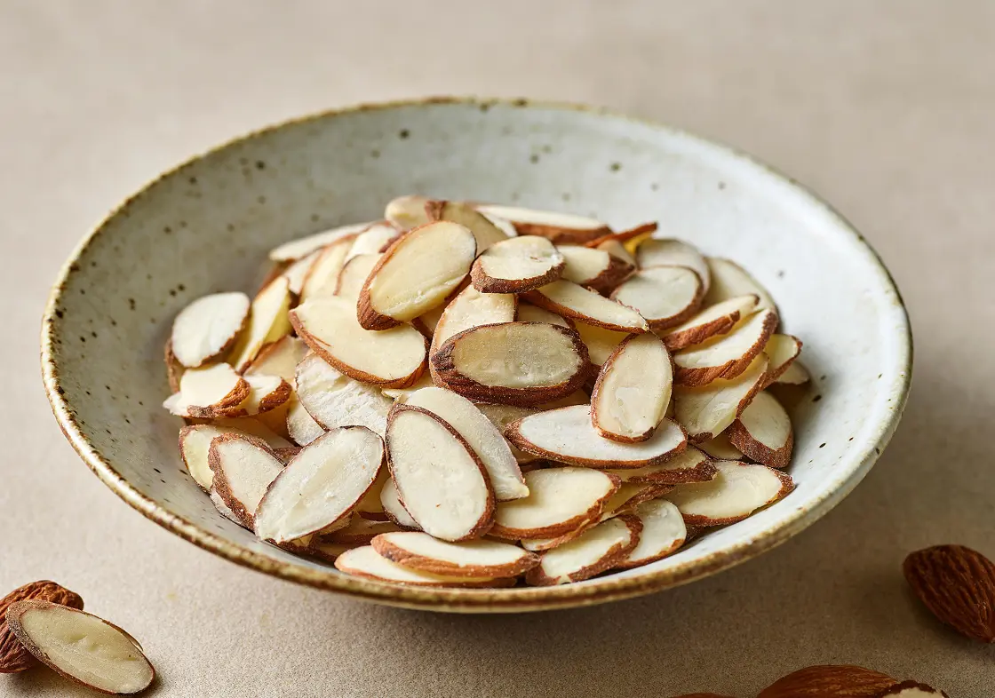 almonds slices and flakes
